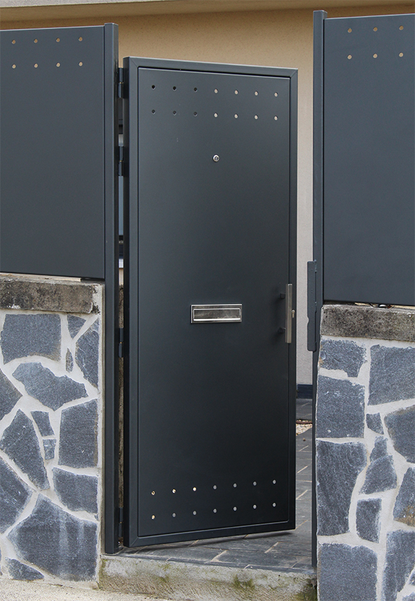 La puerta de acero galvanizado cuenta con todos los accesorios requeribles a una puerta de acero galvanizado en san sebastian donostia
