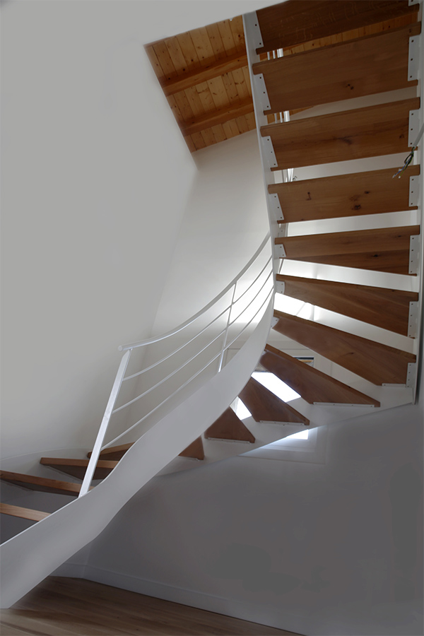 precio de una escalera de diseño a medida, con zanca lateral y peldaños de madera