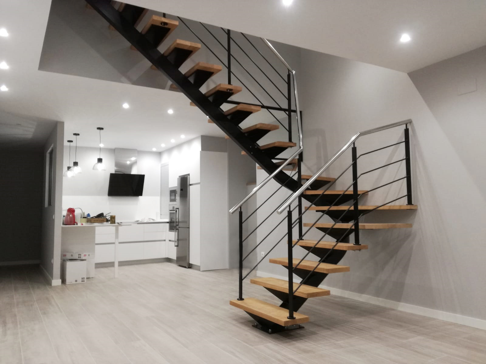 empresas fabricantes de escaleras metalicas en pamplona, hacemos escaleras a medida con madera y hierro,