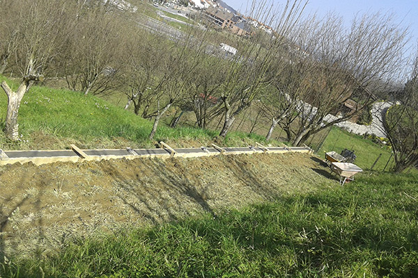 Cercados y vallados en panel hércules. Trabajos de albañilería para adecentar el perímetro.