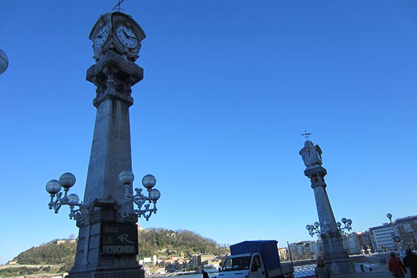 Rafael Alday también se encargí del diseño de los obeliscos del paseo de la concha de donostia-san sebastián
