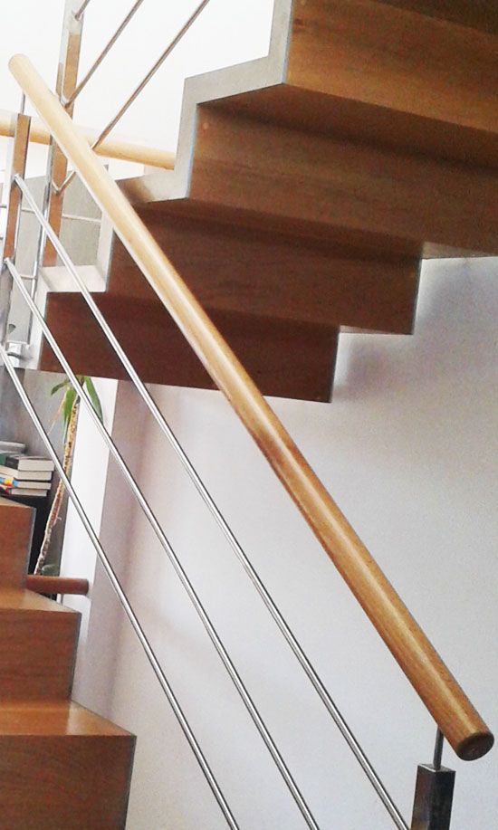escaleras con pasamanos de madera y acero inoxidable