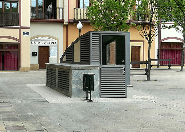 plaza_ehiera_irun_cerramientos_metalicos_para_acceso_de_garajes.jpg