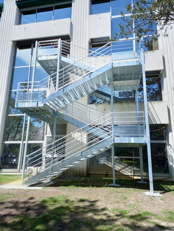 escalera de emergencia exterior instalada en Biarritz, para edficio empresarial , escalera de acero galvanizado en exteriores