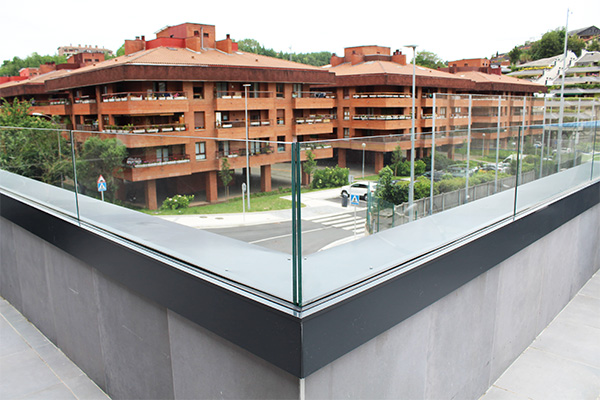 Barandillas de vidrio en San Sebastián.Gipuzkoa de la marca Sadev, sistema de Sabco Evo, con perfil de aluminio extrusionado