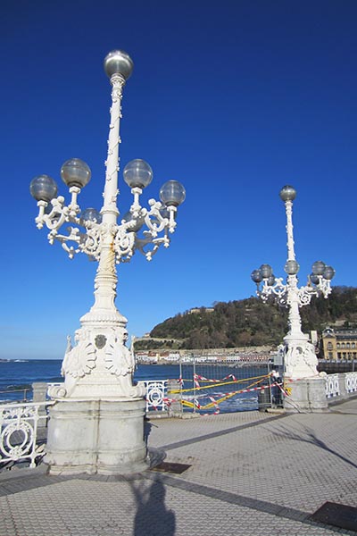 las farolas del paseo de la concha de donostia san sebastián también fueron diseñadas por el arquitecto donostiarra Rafael Alday