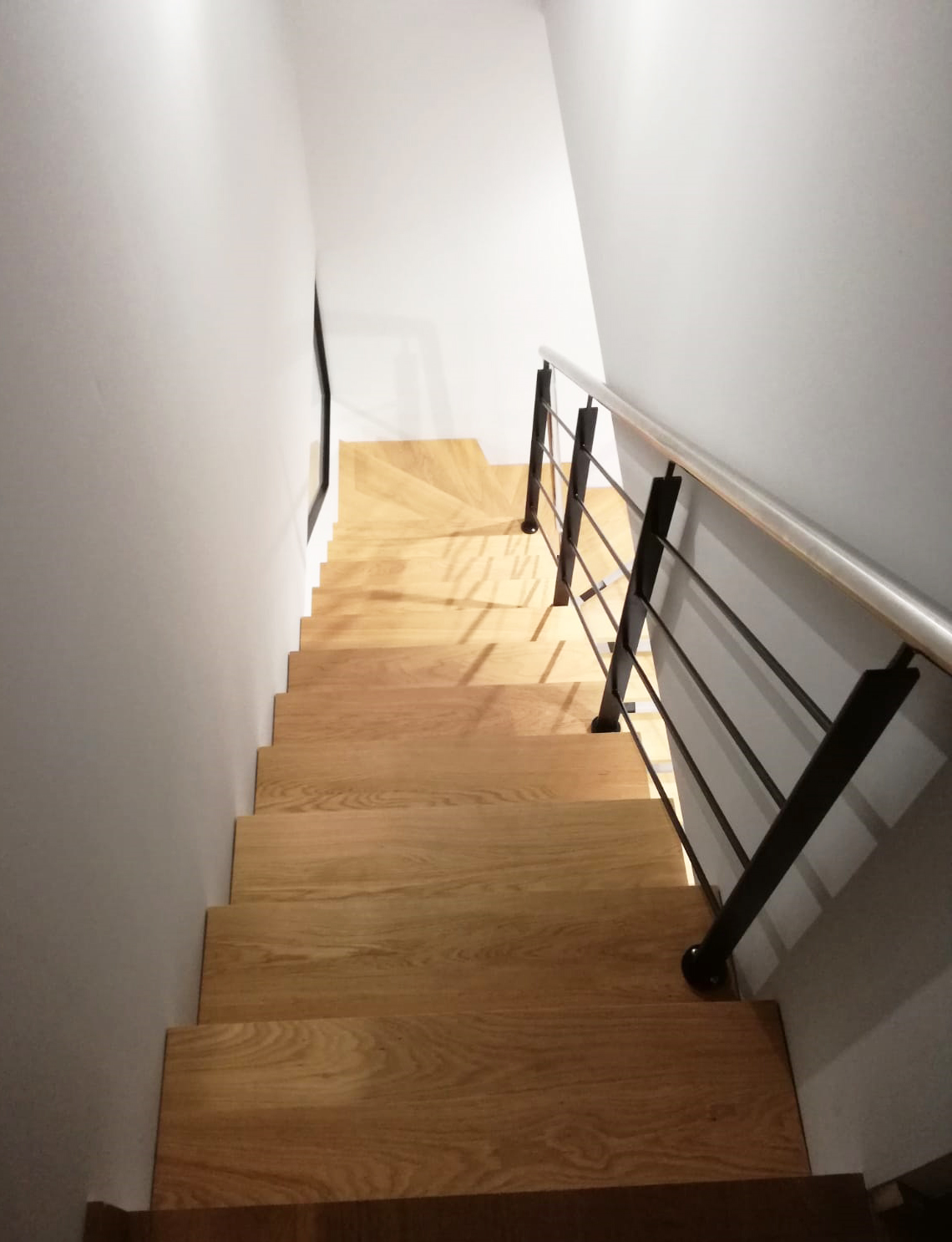 escaleras para uso en interiores en pamplona, con madera acero inoxidable y hierro