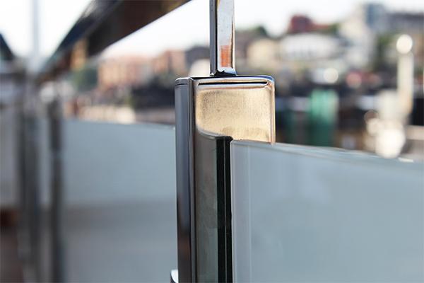 acero_inoxidable_aisi_316_y_vidrio_traslucido_en_barandilla_de_balcon_en_donostia.jpg