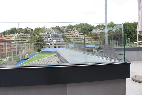 empresas instaladoras de barandillas de vidrio en gipuzkoa y san sebastian con el sistema sabco evo de sadev. cristaleros