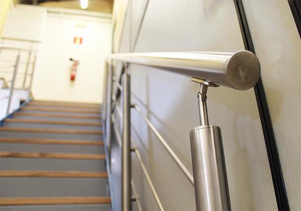 barandila_acero_inoxidable_aisi_304_en_escalera_interior.jpg