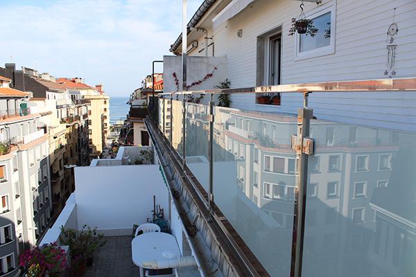 barandilla_acero_inoxidable_donostia_aisi_316_en_balcon.jpg