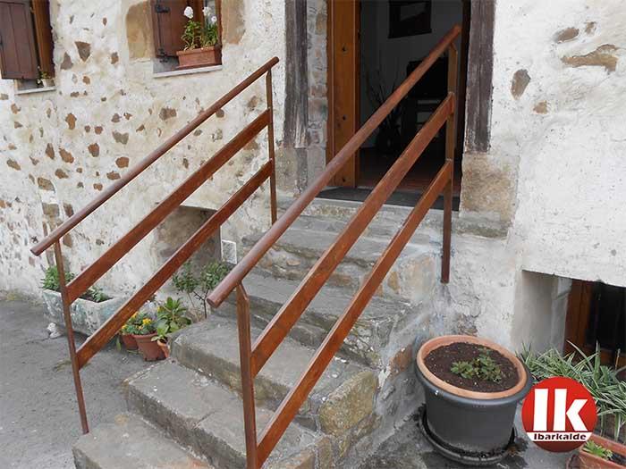 Barandilla de acero corten para las escaleras de acceso a la vivienda barandilla de acero corten para villa de gipuzkoa