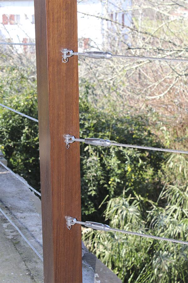 barandilla_con_postes_y_pasamanos_madera_de_iroko_especial_para_exteriores.jpg