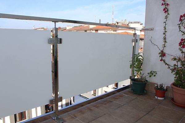 barandilla_con_vidrio_traslucido_en_el_barrio_de_gros_de_donostia.jpg
