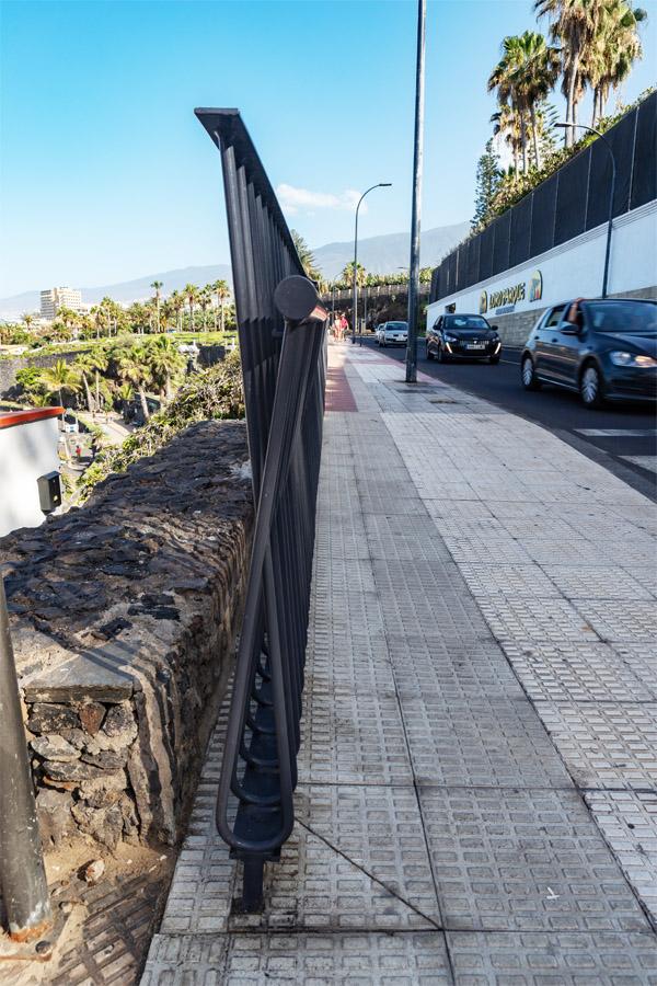 barandilla_de_acero_curvado_en_loro_parque_de_puerto_de_la_cruz.jpg