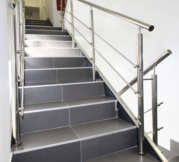fabricación y montaje de barandillas de acero inoxidable aisi 304 en edificio de Gipuzkoa. Se han instalado 22 metros de barandilla, a lo largo de toda la caja de escalera. La mejor solucion para escaleras interiores