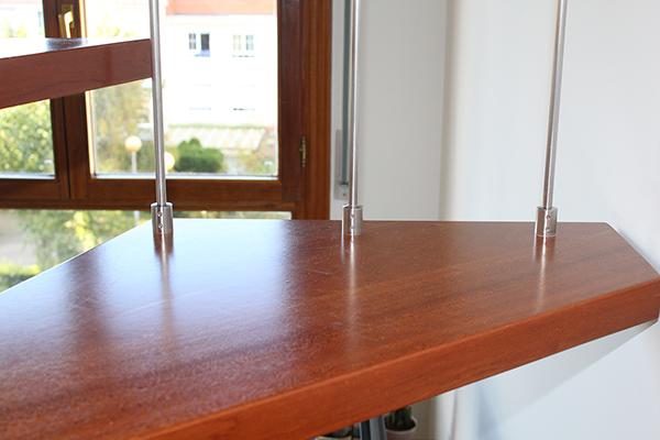 barandilla_de_barras_de_acero_clavadas_a_techo_y_peldanos_de_madera.jpg