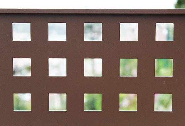 barandilla_de_chapa_perforada_cuadrada_con_ral_imitacion_acero_corten_en_donostia.jpg