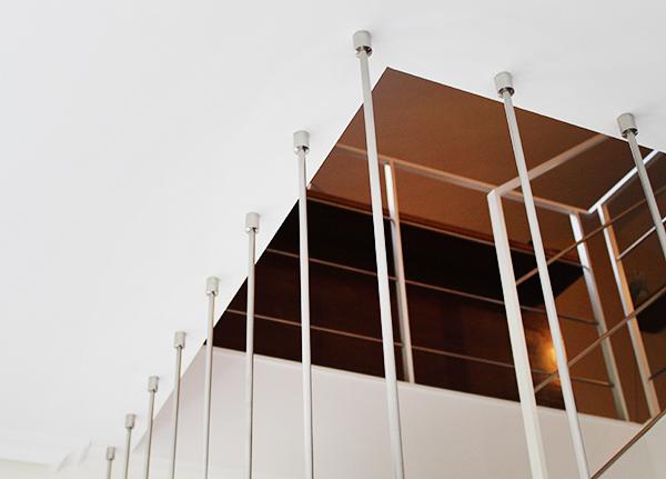 barandilla_de_escalera_formada_por_barras_de_acero_inoxidable_con_tirantes_a_techo_y_accesorios.jpg