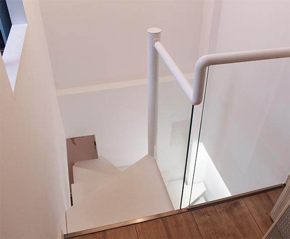 barandilla_de_vidrio_y_pasamanos_de_acero_tubular_lacado_en_blanco_en_donostia_san_sebastian.jpg