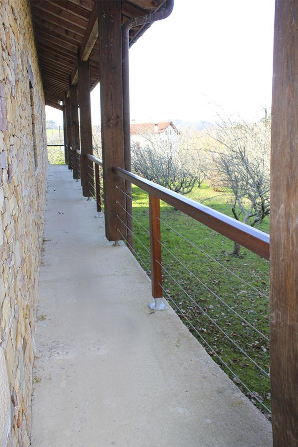 barandilla_exterior_de_madera_iroko_en_urrugne.jpg