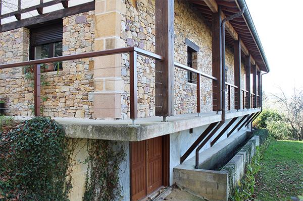 barandilla_exterior_en_urrugne_madera_iroko_con_cables_de_acero_inoxidable.jpg