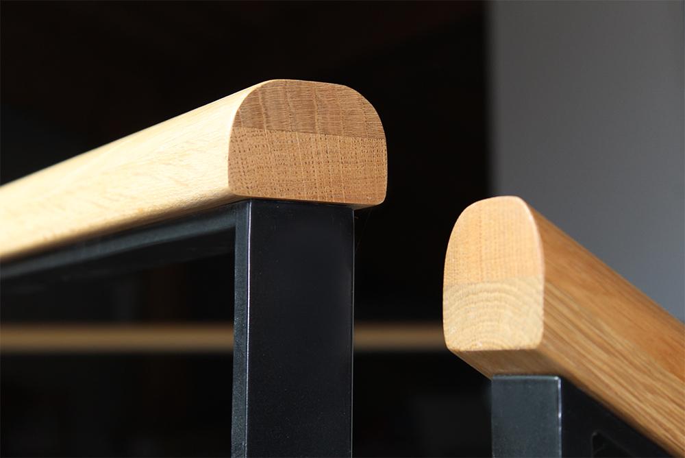 barandilla_interior_con_postes_de_metal_y_pasamanso_de_madera.jpg