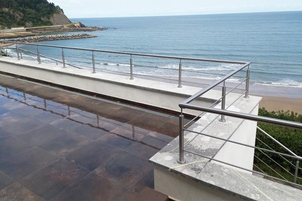 barandillas_acero_inoxidable_junto_a_la_playa_de_deba.jpg