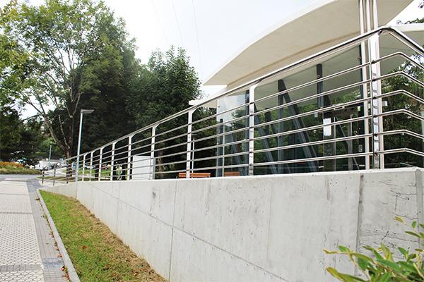 Las barandillas son de acero inoxidable Aisi 316 para dotar de una mayor protección a las barandillas