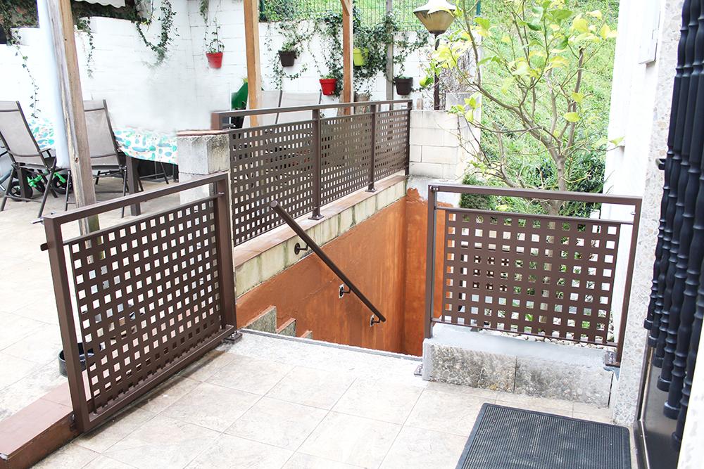 barandillas_de_chapa_perforada_en_color_marron_con_puertas.jpg