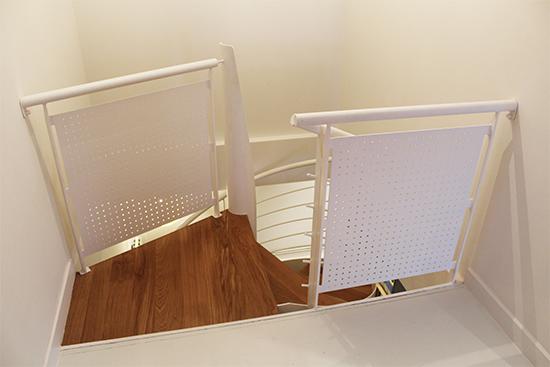 barandillas_de_chapa_perforada_para_escaleras_interiores_helicoidales.jpg
