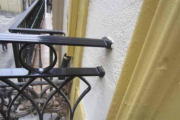 instalacion de barandillas de forja artistica en balcones y fachadas de donosia san sebastian gipuzkoa