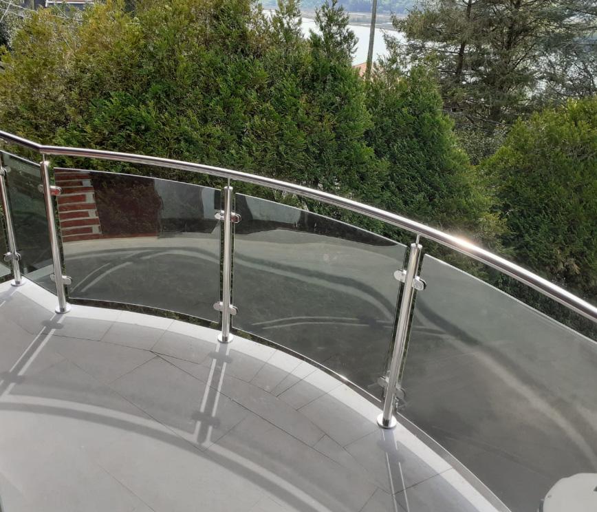 barandillas_de_vidrio_curvado_y_acero_curvado_en_inox.jpg