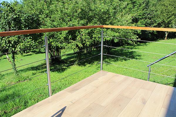 barandillas_exteriores_de_inox_cables_de_acero_y_pasamanos_madera_en_urduliz.jpg