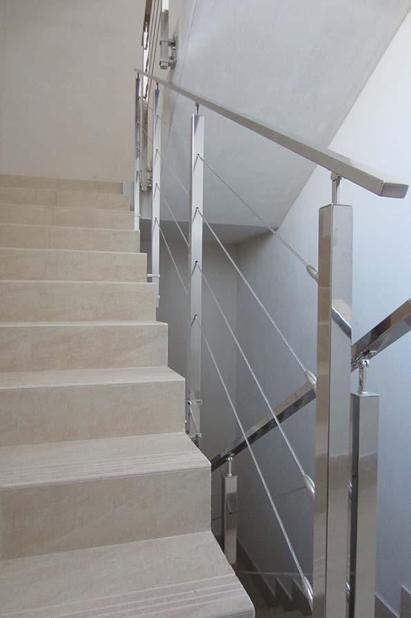 barandillas de acero inoxidable con cables de acero para escaleras interiores en edifico empresarial de donostia san sebastian gipuzkoa