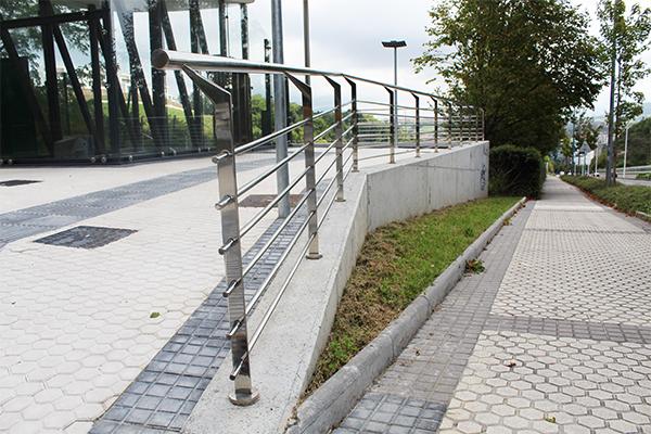 Trabajos de herrería en las obras de construcción del nuevo ascensor de Morlans en San Sebastián