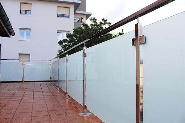 barandillas_para_balcones_de_acero_inoxidable_y_vidrios_traslucido.jpg