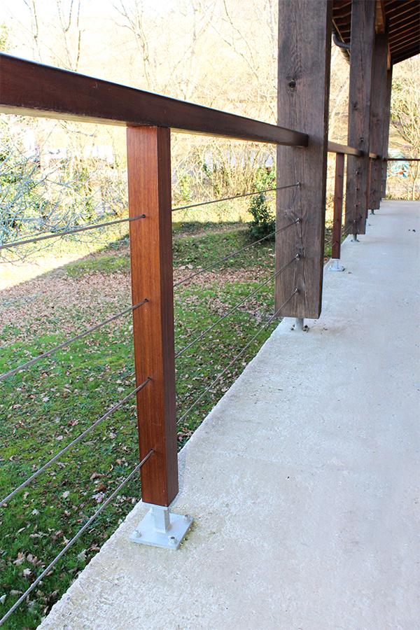 barandillas_para_exteriores_de_iroko_y_cables_de_acero_inoxidable.jpg