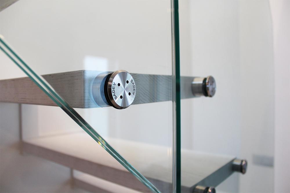 bulones_sadev_en_barandilla_de_vidrio_de_escalera_en_zarautz_gipuzkoa.jpg