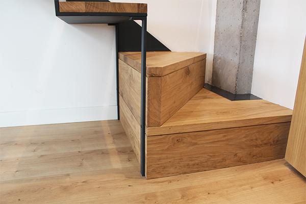 cajonera_de_madera_a_modo_de_escalon_en_escalera_de_bilbao_bizkaia.jpg