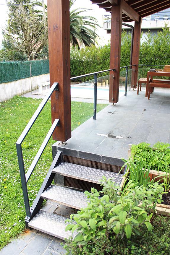 casas_con_jardin_en_san_sebastian_donostia_jardines_con_barandilla_de_vidrio.jpg
