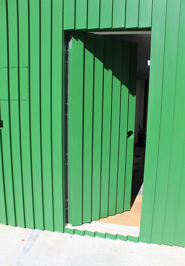 cerramiento_exterior_para_ocultar_puerta_camuflaje_diseo.jpg