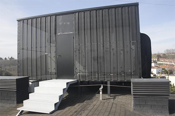 El hospital san juan de dios de donostia san sebastian ha confiado plenamente en los servicios de la herreria Ibarkalde de Hernani para sus trabajos en la azotea