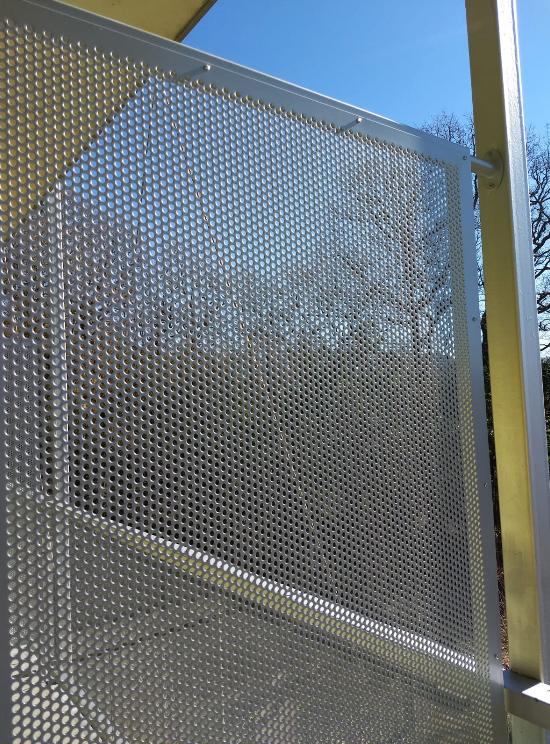 el cerramiento de chapa perforada es el más adecuado para el albergue de uba de san sebastian donostia con circulos en toda la chapa ocultacion parcial en los cerramientos