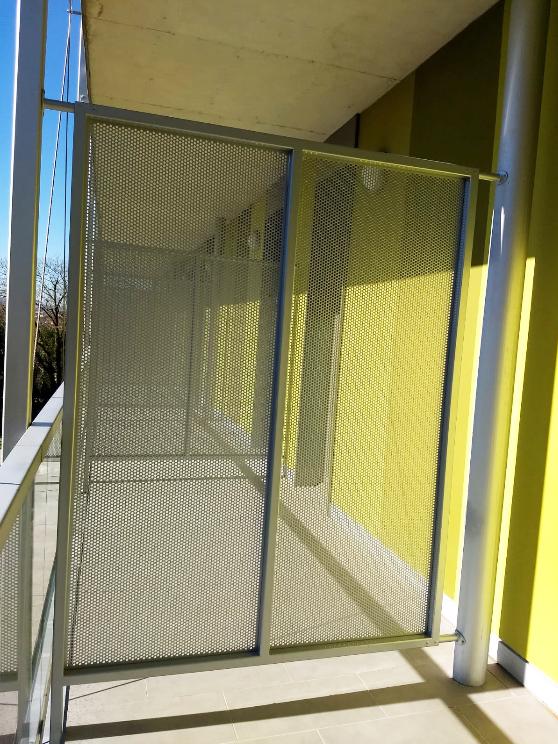 el albergue de una de san sebastian ofrece habitaciones con precios baratos para alberguistas, turistas viajeros, surferos.... hemos trabajado en las habitaciones baratas colocando los separadores metálicos