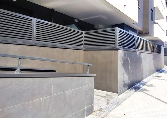 cerramientos_y_vallados_en_panel_aluacero_en_color_negro.jpg