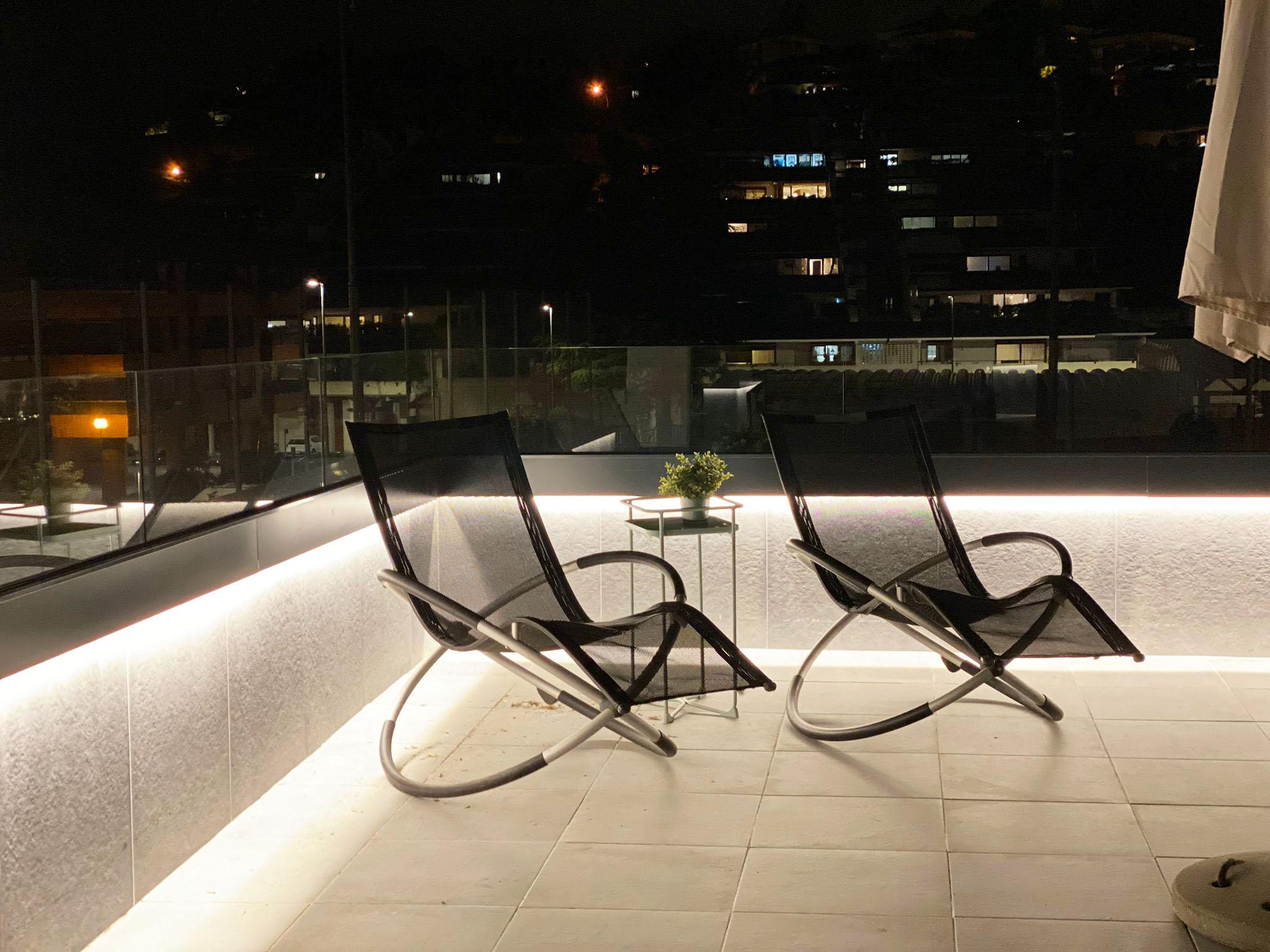 colocacion_de_barandillas_con_luz_led_integrada_sistema_sadev_extrugado.jpg