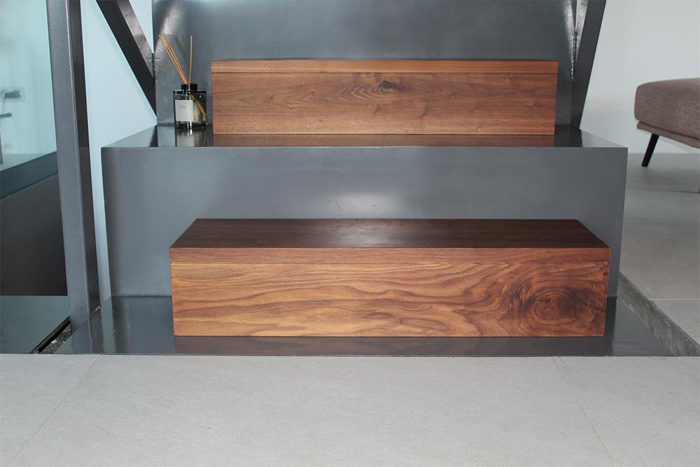 combinacion_de_chapa_plegada_con_cajoneras_de_madera_en_proyecto_de_escalera_en_irun.jpg