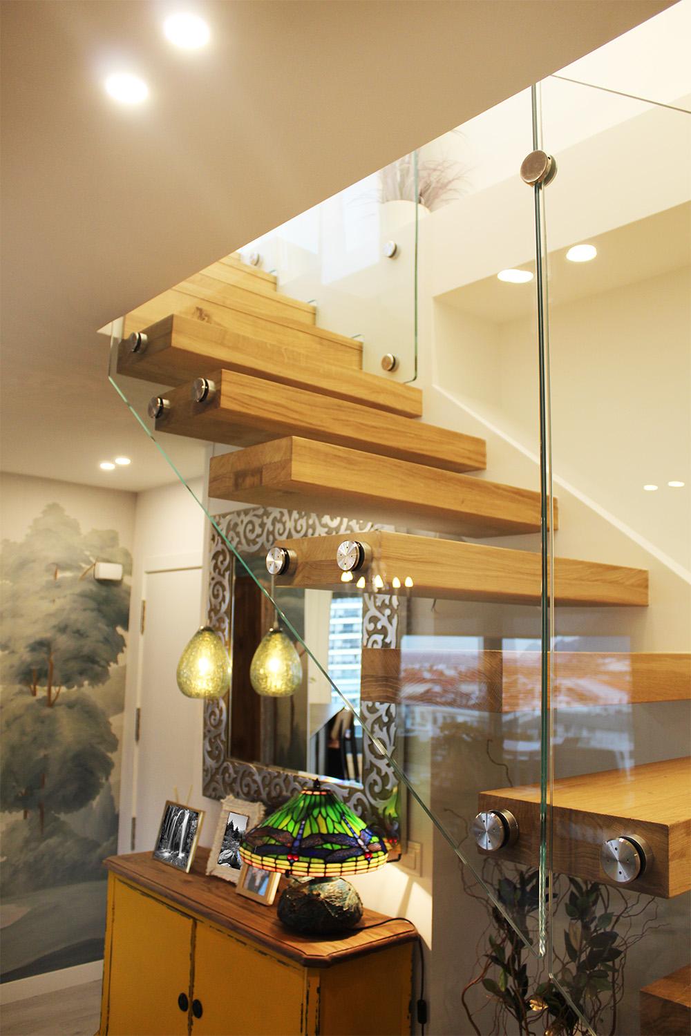 combinacion_de_escalera_cantilever_y_barandilla_de_vidrio.jpg