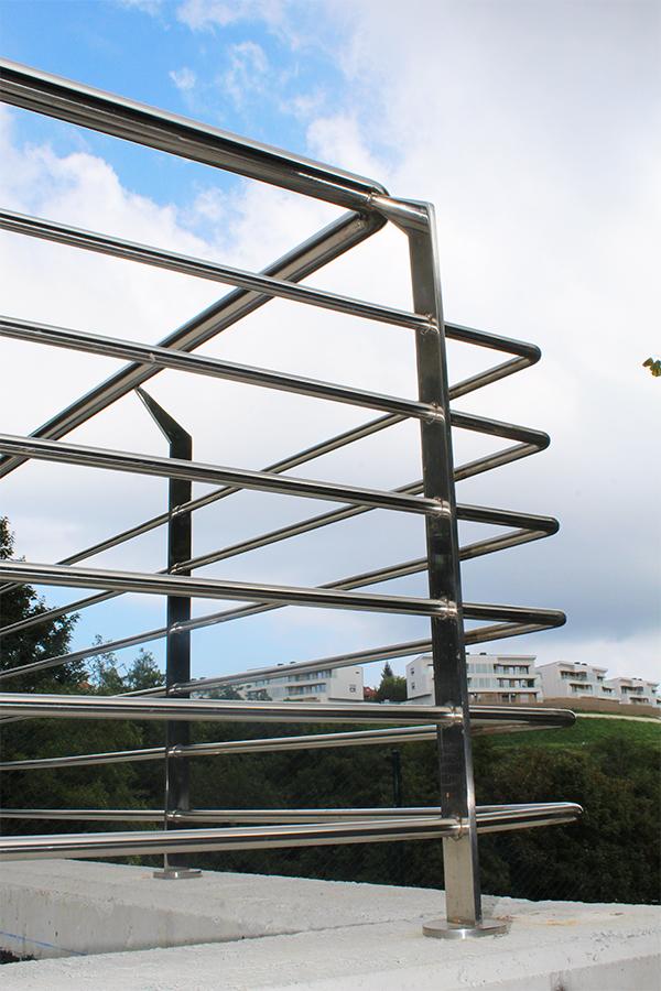 Barandillas de acero inoxidable en el ascesnor inclinado de Morlans en San Sebastián-Donostia